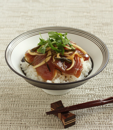 疲労回復を手伝う 春鰹と新たまねぎの旨だし漬け丼(体が喜ぶ美容ごはん 新たまねぎ活用レシピ)